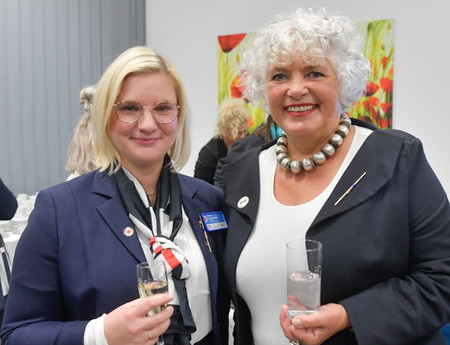 Präsidiumsmitglied Oberin Bettina Schmidt (re.) beglückwünscht Oberin Louisa Jauer zur Wahl. 
