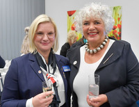 Präsidiumsmitglied Oberin Bettina Schmidt (re.) beglückwünscht Oberin Louisa Jauer zur Wahl. 